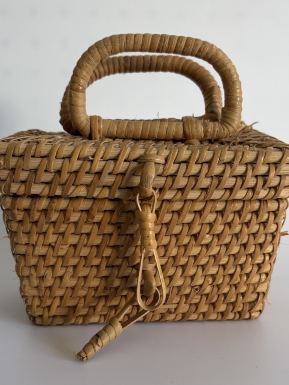 VTG Wicker Basket Box Small Woven Rattan Hinged Lid Handles Rustic Country Decor